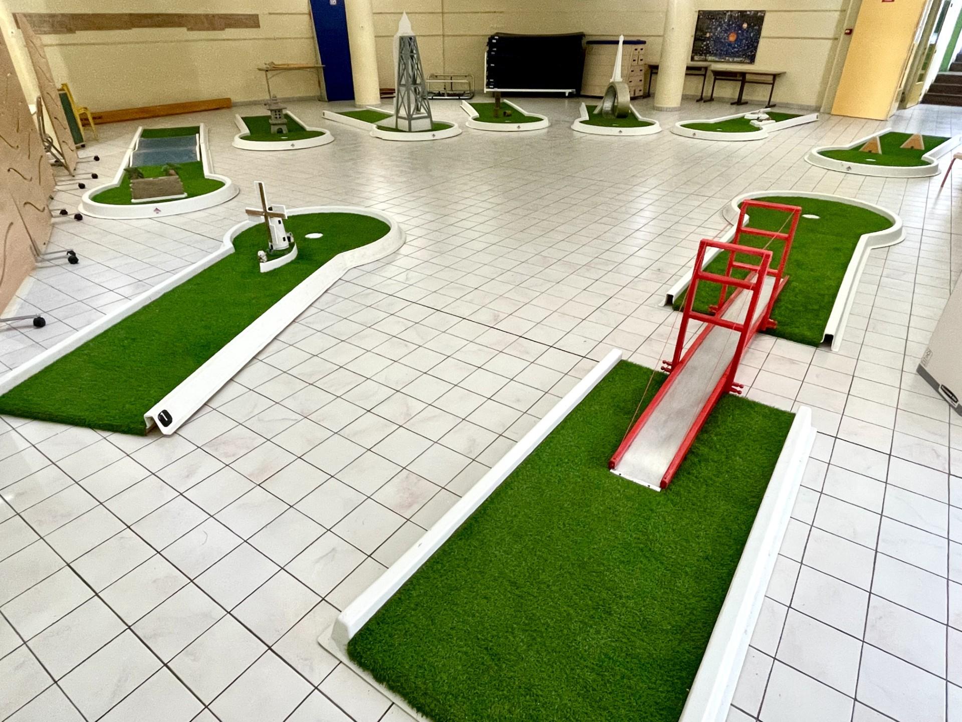 MINI GOLF - 2R Gonflables
