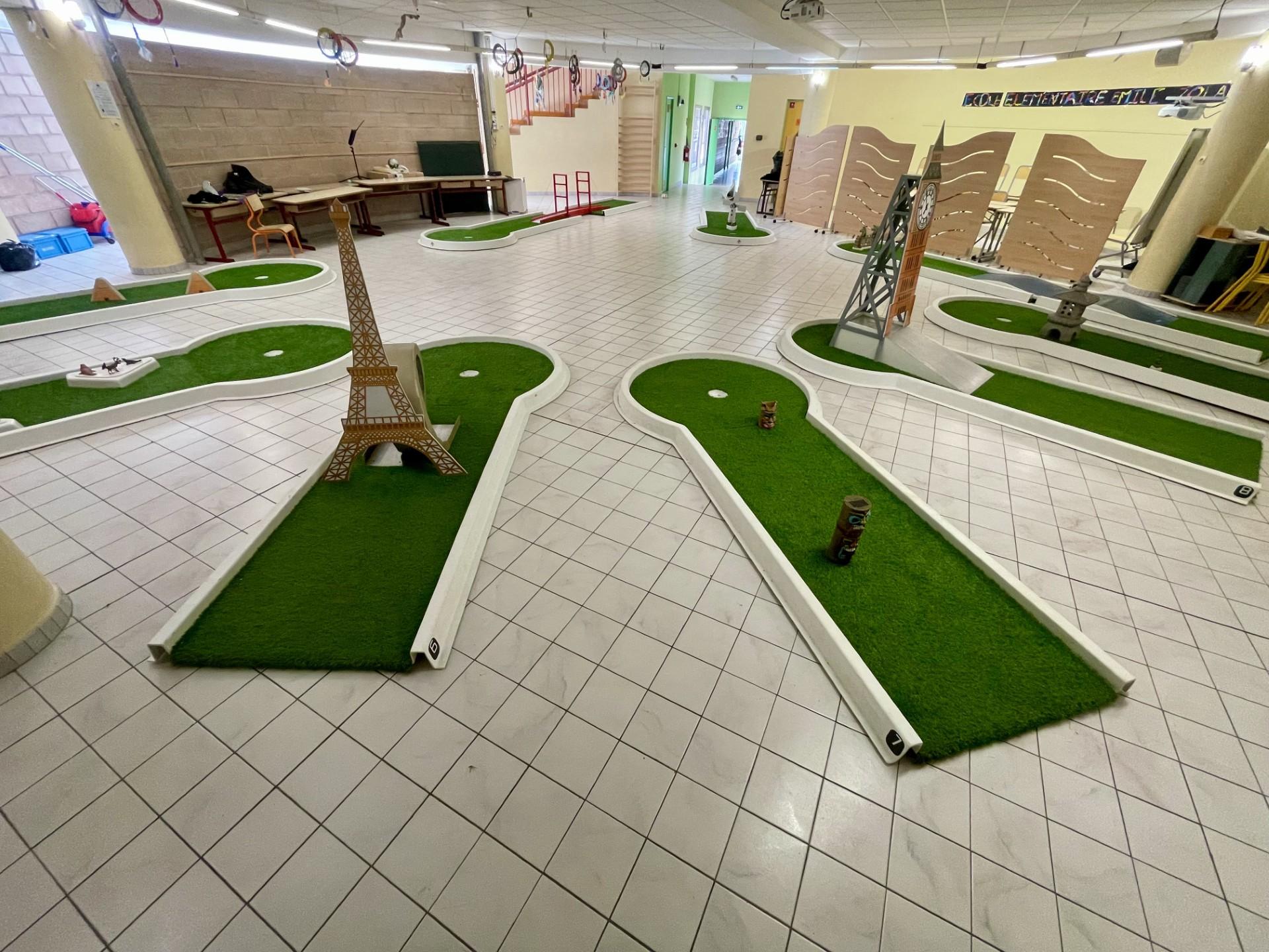 MINI GOLF - 2R Gonflables