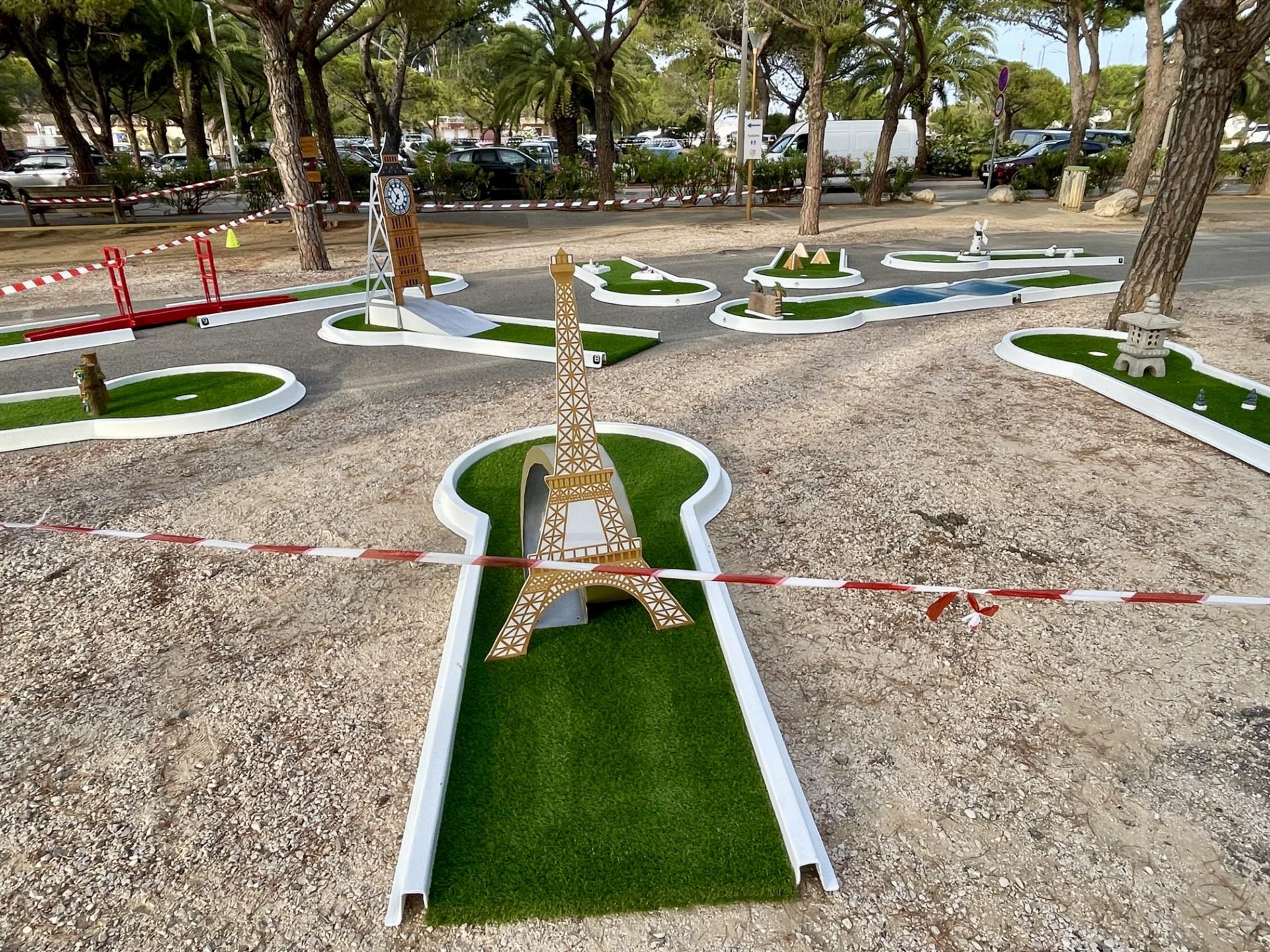 MINI GOLF - 2R Gonflables
