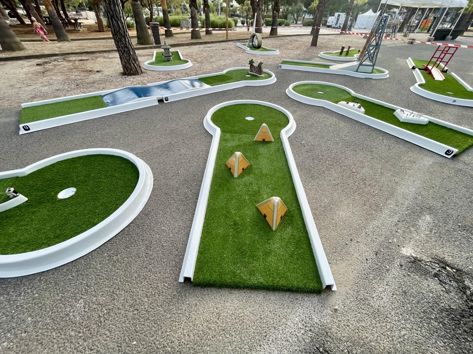 MINI GOLF - 2R Gonflables